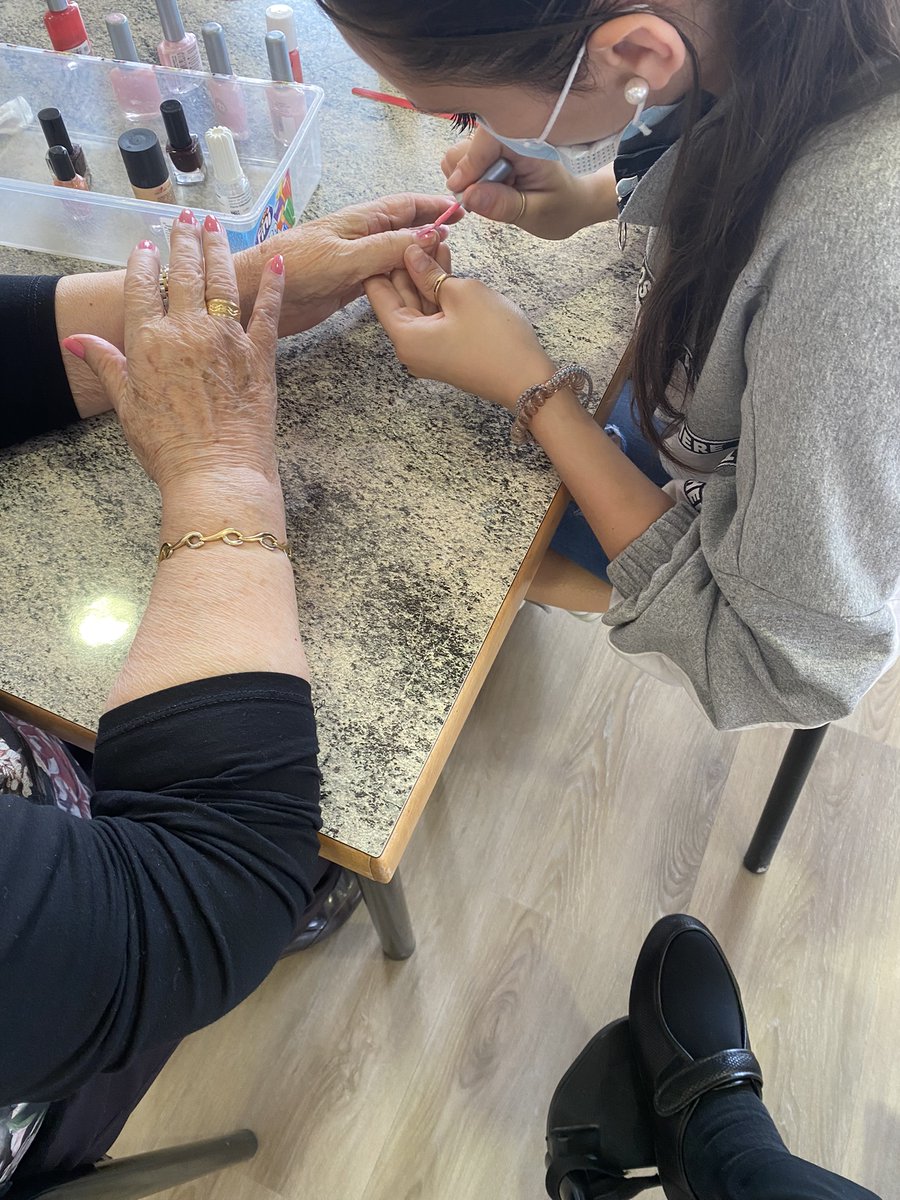 Ahir vam iniciar l'#APS a la residència d'avis d'Almacelles. Vam pintar les ungles a les usuàries del Centre de Dia que ho van demanar i jugar al domino.  Agraïr a la Judith per fer-ho possible <a href="/educaciocat/">Educació</a> <a href="/AjAlmacelles/">Ajuntament d'Almacelles</a> #alauecfemcoses #actitud #altruïsme #bonsmoments