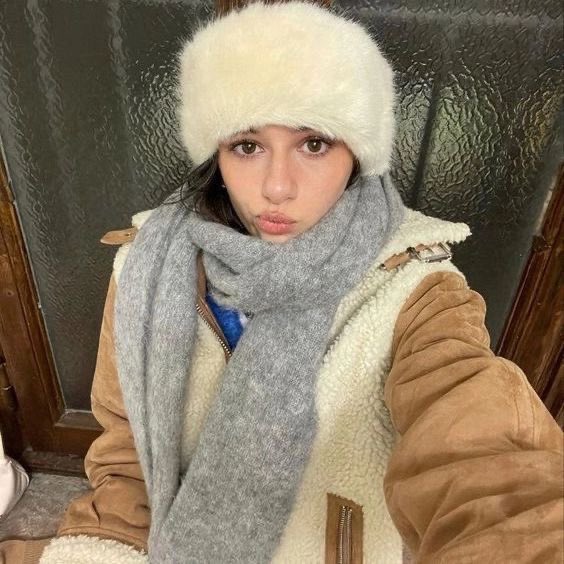 parisandior's tweet photo. first snow of the season❄️🌟🧸 (don’t wear uggs on snow) https://t.co/6lPOKLyeT6