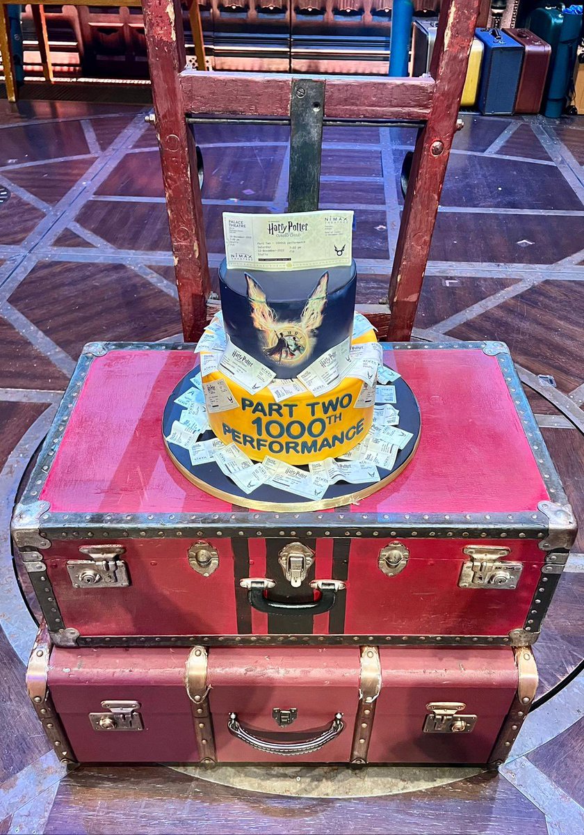 ruch_rai12's tweet photo. myrtle elizabeth warren reporting for debut duty !!🤭⛲️🫧
p.s. happy 1000th show cursed child ldnnnnn🎇 https://t.co/X0qYOh8929