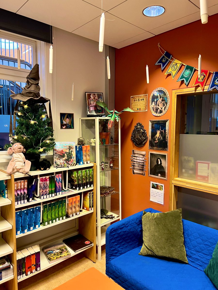 D12… Það er og verður í 1. sæti hjá mér að halda áfram að finna og þróa leiðir til að hvetja nem. til lesturs…  📚📚📚  En næst á dagskrá er undirbúningur fyrir jólin á skólabókasafninu…#12dagatwitter