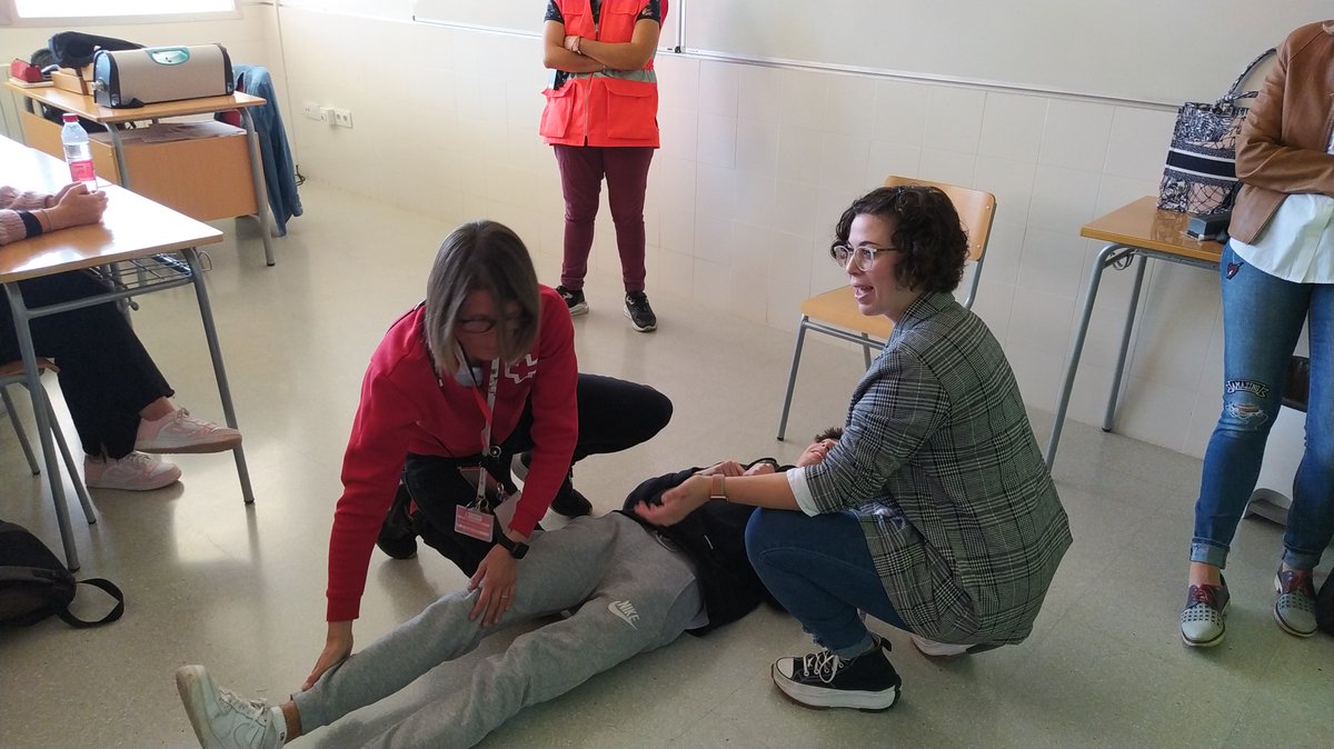 CIP_FP_Batoi's tweet photo. L’alumnat de 2n del CFGM Tècnic en Atenció a Persones en Situació de Dependència dels tres grups han rebut dues interessants xarrades a càrrec de les tècniques del servei de teleassistència de la Creu Roja d’Alcoi.
https://t.co/5QM8pU2Uvn

#formacioprofessional #batoifpinnova https://t.co/2CUvhZGZfQ