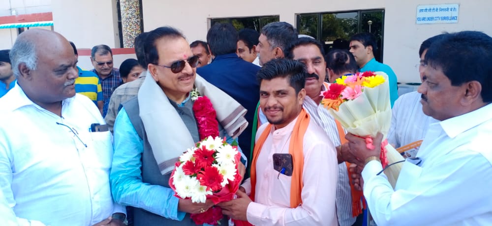 AjaybhattBJP4UK's tweet photo. आज गुजरात के भावनगर पहुंचने पर भारतीय जनता पार्टी, गुजरात के देवतुल्य कार्यकर्ताओं द्वारा स्वागत-सत्कार किया गया।

आपके इस स्नेह को पाकर अभिभूत हूँ, सदैव आभारी रहूंगा। https://t.co/qux7XVUp29