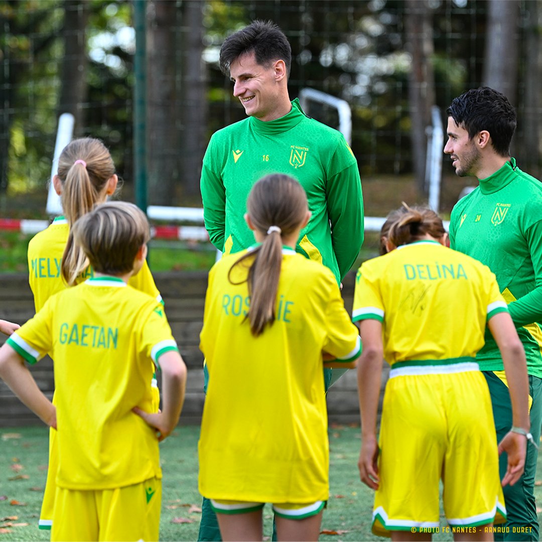 FCNantes's tweet photo. @la_CNAPE @assoLinkiaa 🏋️‍♂️ Nos petits champions se sont préparés à la Jonelière. 

#JouonsLaCollectif⎪#DéfenseursEnfance https://t.co/G3JZrDspCg