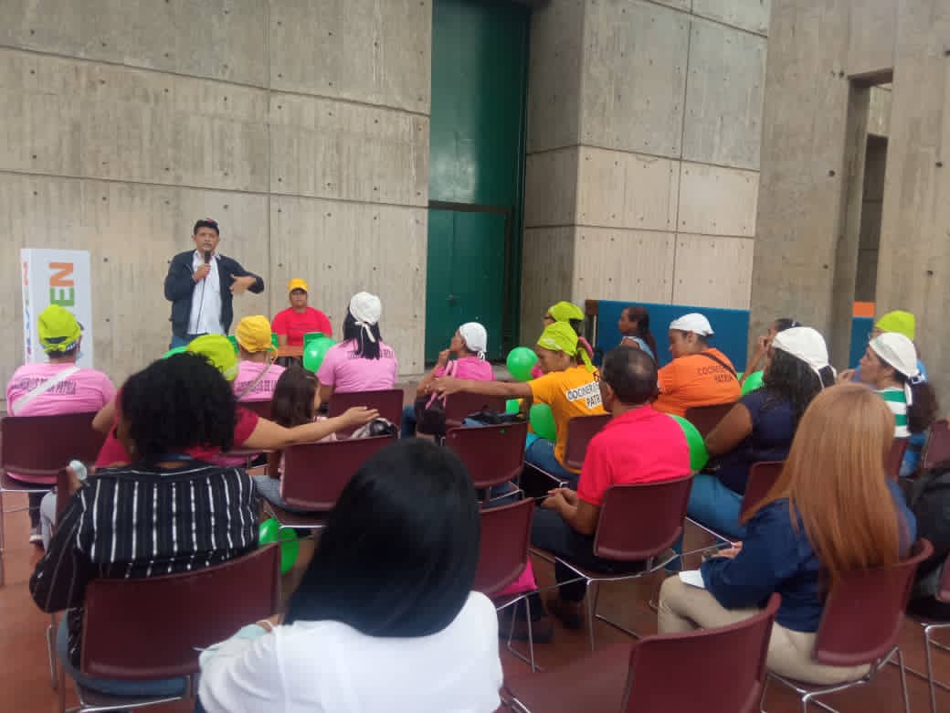 cnaeoficial's tweet photo. ¡Maravillosa participación!

El Vicemin. y Pdte. de la CNAE, Prof. @pedrodiazg59, presentó el libro "Recetario Venezolano de las cocineras y cocineros de la Patria" en la FILVEN 2022 en el marco del 8vo Aniversario de la Corporación Nacional de Alimentación Escolar. https://t.co/eAVn33z4KE