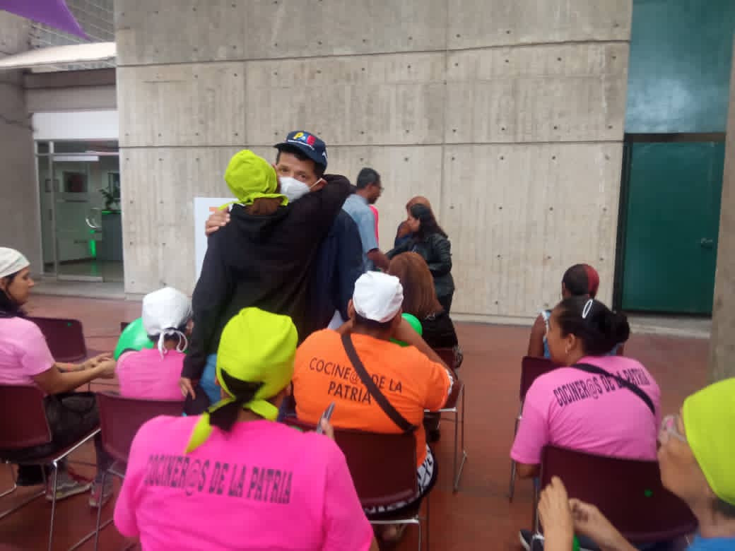 cnaeoficial's tweet photo. ¡Maravillosa participación!

El Vicemin. y Pdte. de la CNAE, Prof. @pedrodiazg59, presentó el libro "Recetario Venezolano de las cocineras y cocineros de la Patria" en la FILVEN 2022 en el marco del 8vo Aniversario de la Corporación Nacional de Alimentación Escolar. https://t.co/eAVn33z4KE