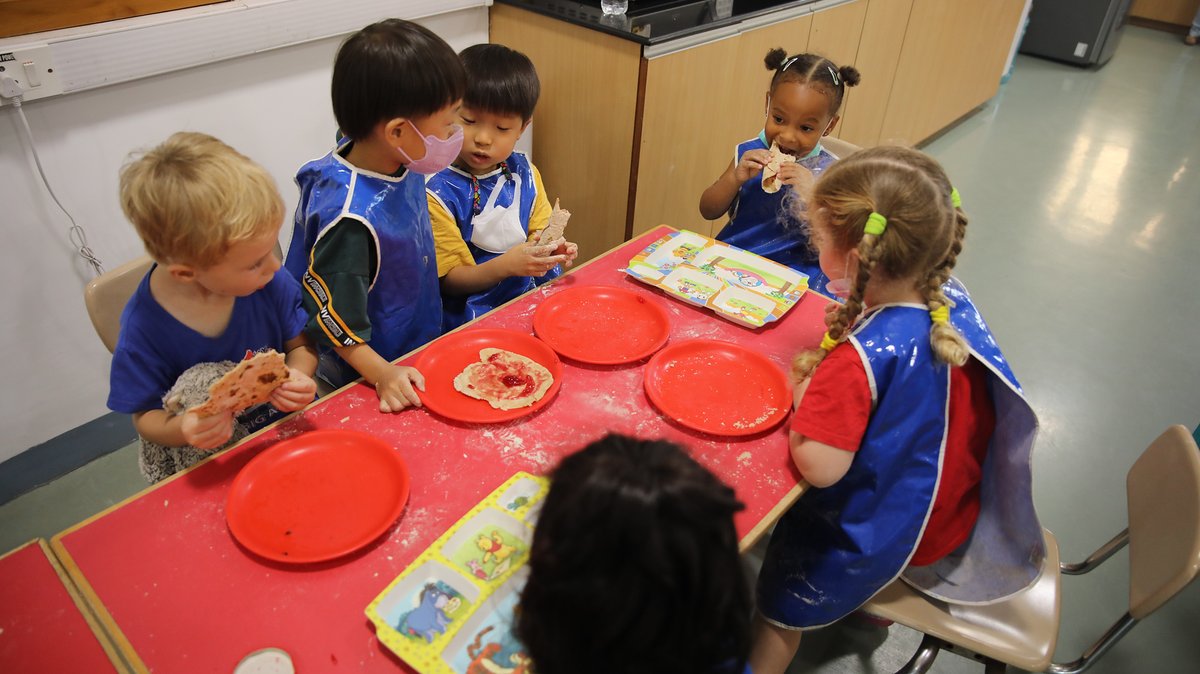 AISChennai's tweet image. #AISCEarlyYears students work on their fine motor skills  through a fun ‘roti’ (Indian bread) making exercise. They learnt to knead the flour to make the dough &amp;amp; roll out the circular rotis for their teacher to cook on the stove. 

#AISCInTheClassroom #AISCLearner #AISCPlayChoice