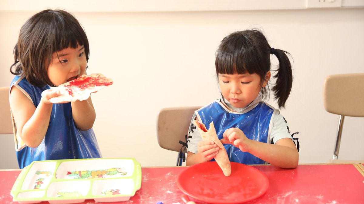 AISChennai's tweet image. #AISCEarlyYears students work on their fine motor skills  through a fun ‘roti’ (Indian bread) making exercise. They learnt to knead the flour to make the dough &amp;amp; roll out the circular rotis for their teacher to cook on the stove. 

#AISCInTheClassroom #AISCLearner #AISCPlayChoice
