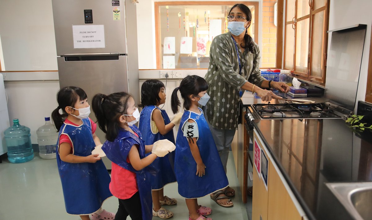 AISChennai's tweet image. #AISCEarlyYears students work on their fine motor skills  through a fun ‘roti’ (Indian bread) making exercise. They learnt to knead the flour to make the dough &amp;amp; roll out the circular rotis for their teacher to cook on the stove. 

#AISCInTheClassroom #AISCLearner #AISCPlayChoice
