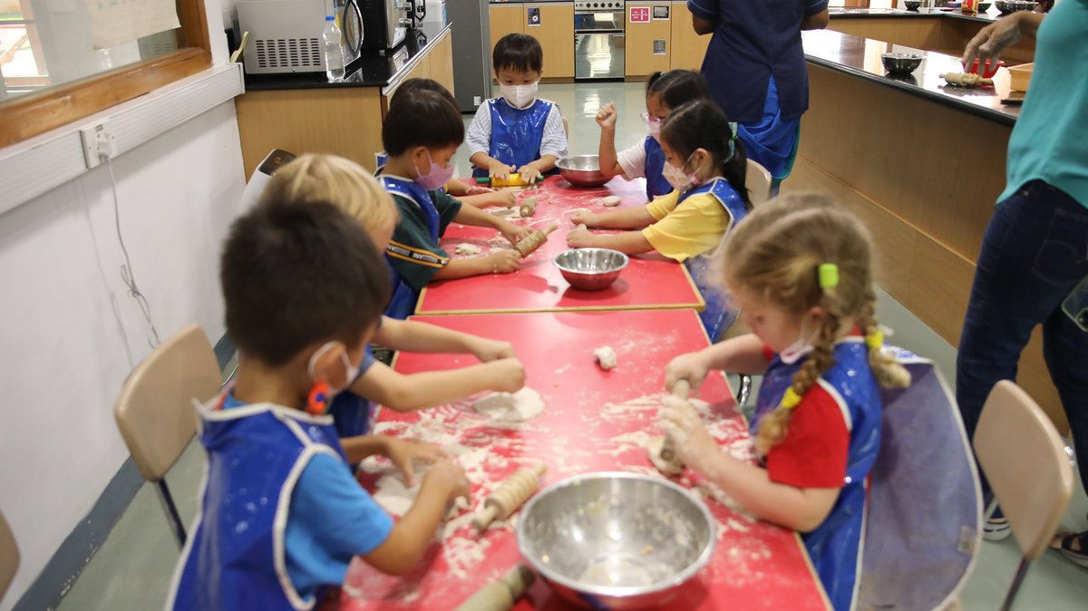AISChennai's tweet image. #AISCEarlyYears students work on their fine motor skills  through a fun ‘roti’ (Indian bread) making exercise. They learnt to knead the flour to make the dough &amp;amp; roll out the circular rotis for their teacher to cook on the stove. 

#AISCInTheClassroom #AISCLearner #AISCPlayChoice