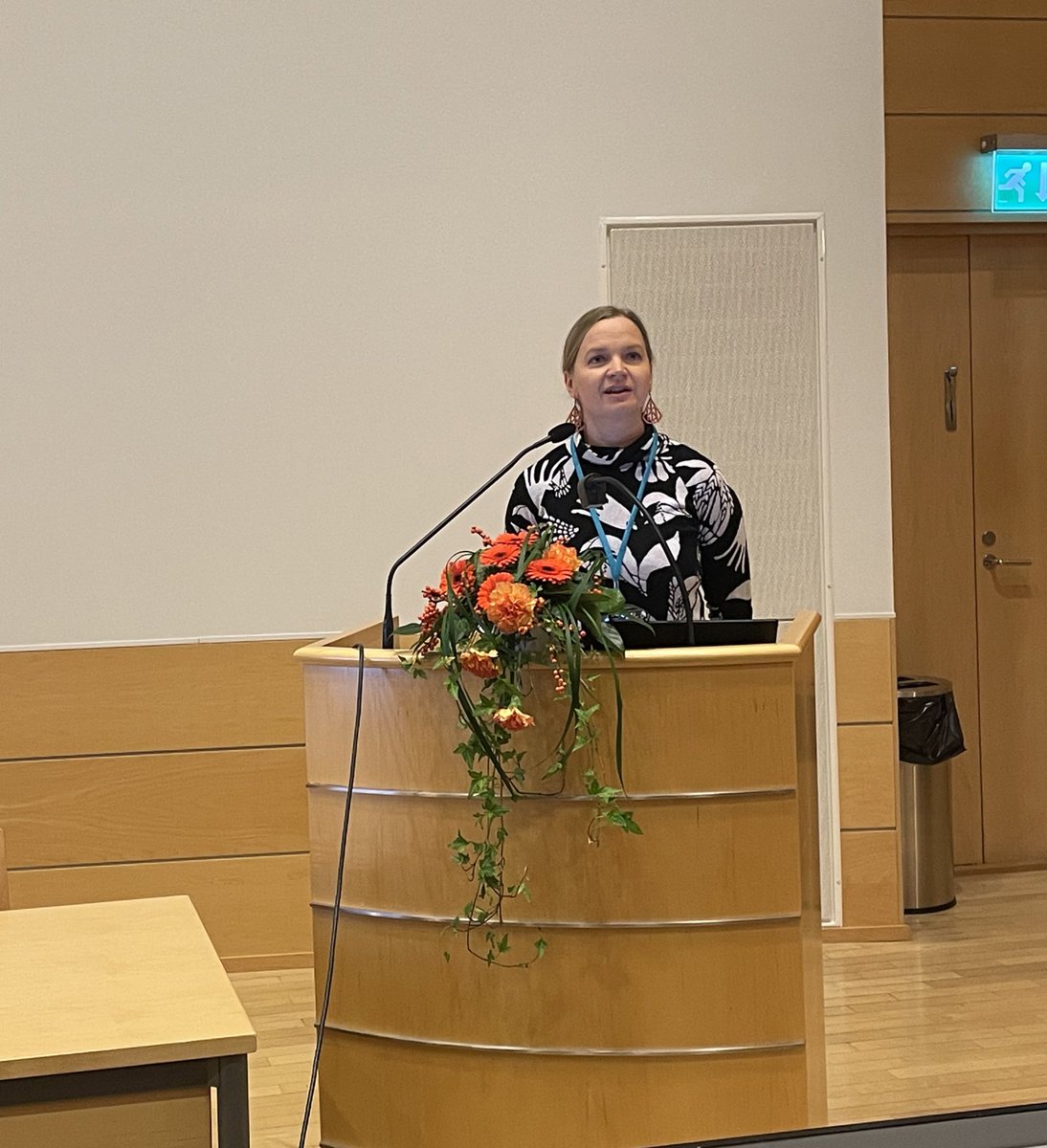 Lotta-Maria Sinervo kommenttipuheenvuorossaan erottelee talouden eri näkökulmia kestävyyteen; kestävässä kuntataloudessa kyse enemmän talouden uudelleen ajattelusta kuin kirjanpidosta tai säästämisestä, joksi talouskeskustelu usein supistuu #HKTP22 <a href="/LM_Sinervo/">Lotta-Maria Sinervo</a>