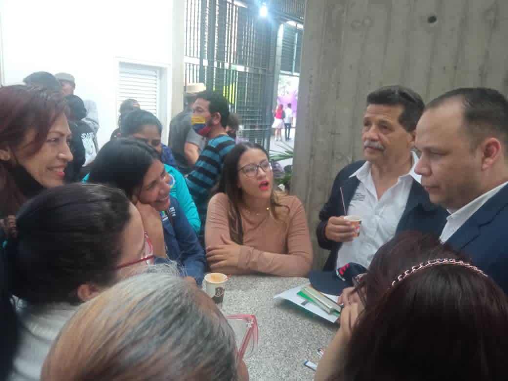 cnaeoficial's tweet photo. ¡Sigue el recorrido!

El Pdte. de la CNAE, @pedrodiazg59, visitó los espacios de la FILVEN 2022 junto al Vicemin. de Educación @Vicentecarvajal. 

@NicolasMaduro
@delcyrodriguezv
@_LaAvanzadora https://t.co/ZeycGzw8iX
