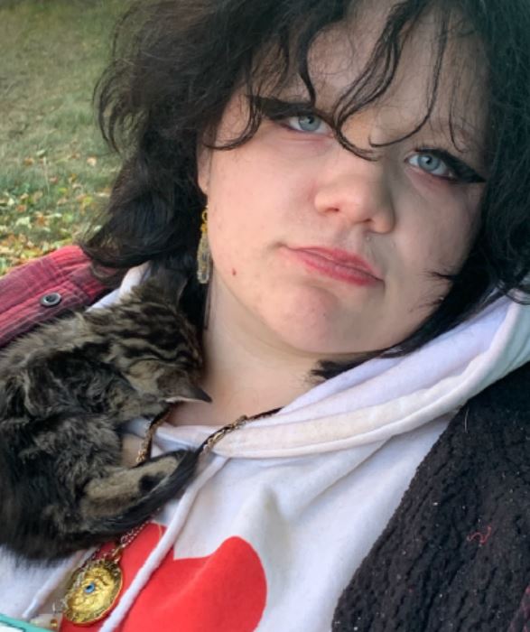 SarahRyanYEG's tweet image. Missing teen from #HayLakes AB: Avery Bannick (16 y/o) was last seen at a party in #Camrose on Nov. 12. She has black hair, is around 200 lbs, was wearing Deadpool grey and red PJ pants, a white hoodie and black &amp;amp; red plaid jacket. RT?