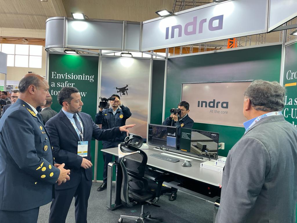 IndraCompany's tweet photo. Estamos participando en el Salón Internacional Tecnológico de Drones, @sitdrone_peru, en el que presentamos nuestro sistema antidrón Crow, una de las soluciones más avanzadas y eficaces que existen para proteger aeropuertos, infraestructuras, edificios y despliegues militares. https://t.co/6dxzp7fSR8