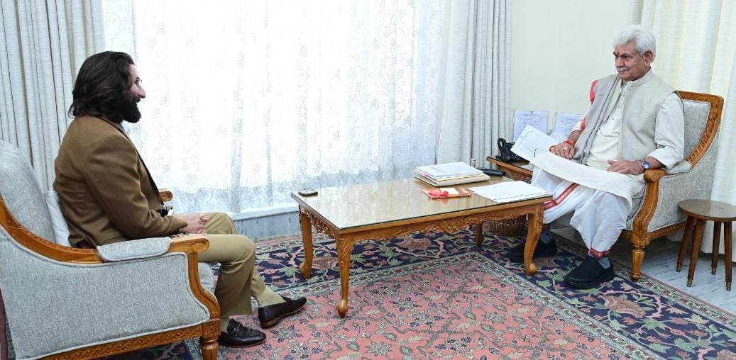MirJunaidJKWP's tweet photo. Today, unlike the other days, I met the Honourable LG Sahab with a heavy heart. Journalism in Kashmir is at threat. Mainstream media will not tell you. Western media will not condemn it. Terrorists are openly threatening journalists who do their job with honour. https://t.co/cZdFL77QBg