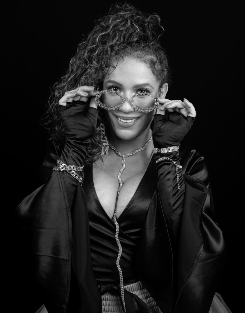 AnamariSinger's tweet photo. Happy Friday 💋…

Love Yourself First ❤️…

Follow me on Instagram for more music updates:
https://t.co/Ph6eiquKWj

#indepentartist
#Singer #Songwriter #Performer #Chicago #anamarithesinger #music #Rnb #Soul #hiphop #blues #bluesrock #House #pop #curlyhair #grateful #happy https://t.co/dZBSdoDfy4