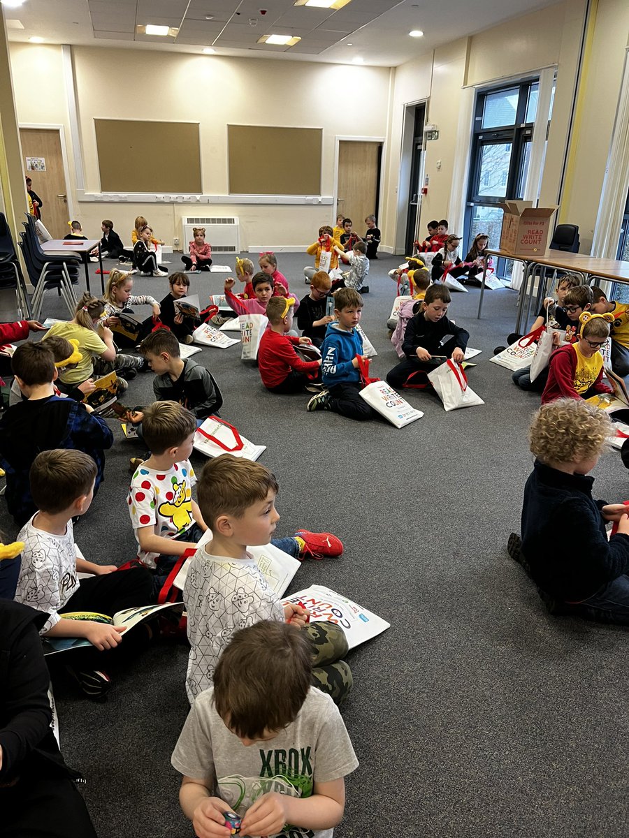 P3 enjoying their book bags this morning @BookWeekScot <a href="/SimpsonPrimary/">Simpson Primary</a> <a href="/ReadSps/">SPSLovestoRead</a>