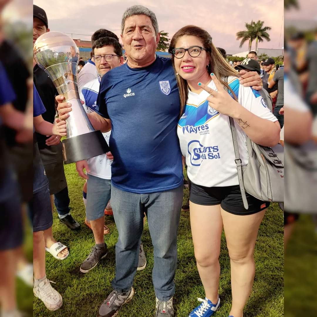 Una más, siempre juntos papurri,
my daddy ten 🤩💕
Ahora con la V azulada 💙 
Gracias a la vida por éste logro y porque siempre compartimos y celebramos el amor al fútbol ⚽️ 💙
<a href="/JuanRamonLpez2/">Juan Ramon López</a> <a href="/ClubSpAmeliano/">𝐂𝐥𝐮𝐛 𝐒𝐩𝐨𝐫𝐭𝐢𝐯𝐨 𝐀𝐦𝐞𝐥𝐢𝐚𝐧𝐨</a>