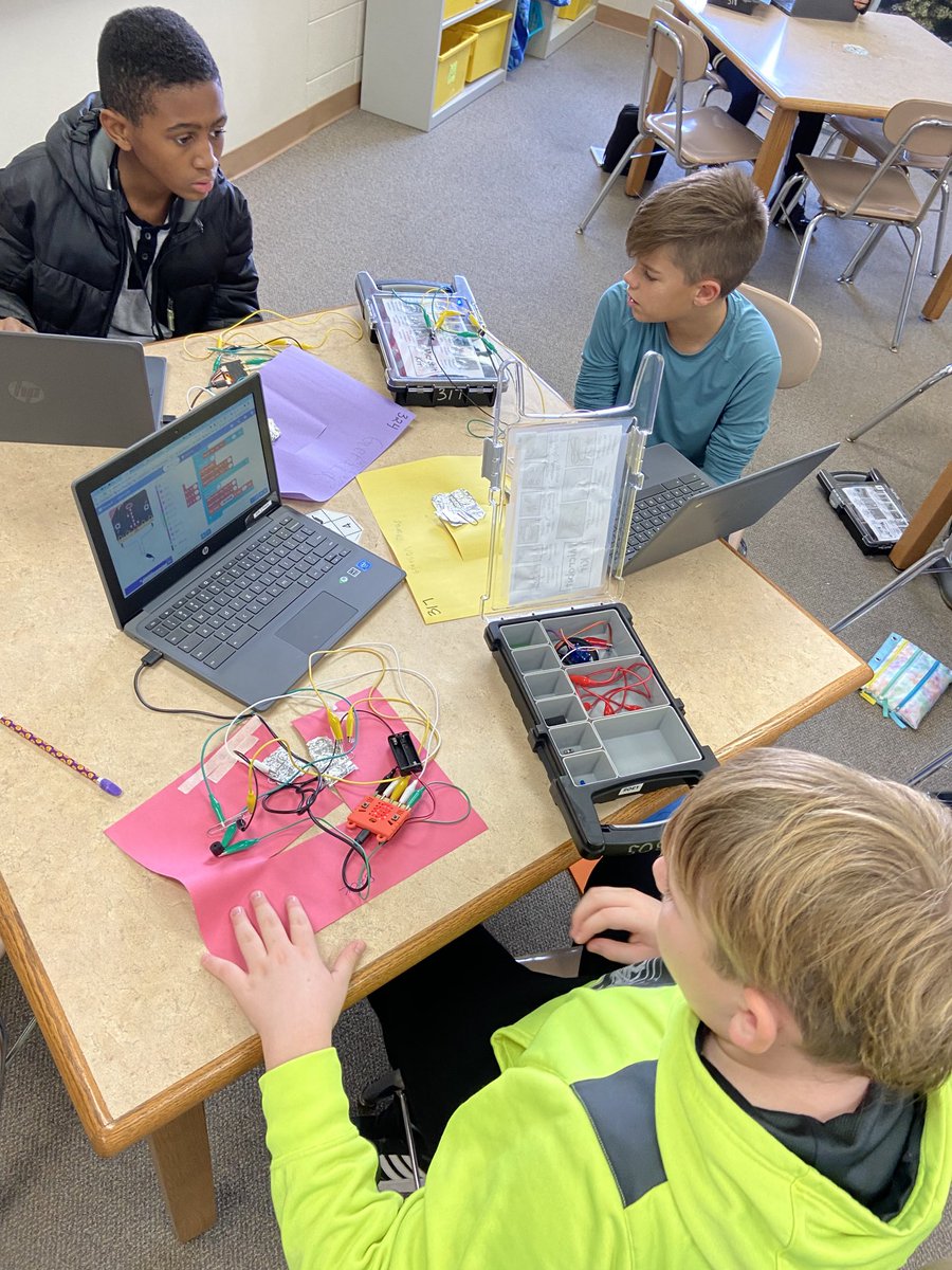 Coding microbits raises some alarms today in Mrs. Lorinczi’s room ⁦<a href="/MarloweMustangs/">Marlowe Mustangs</a>⁩ #marlowe158