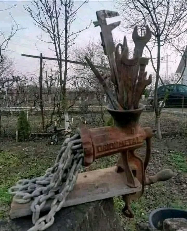 إذا فرطت يوماً في مفاتيح حريتك
فأستعد حتماً لأغلال عبوديتك