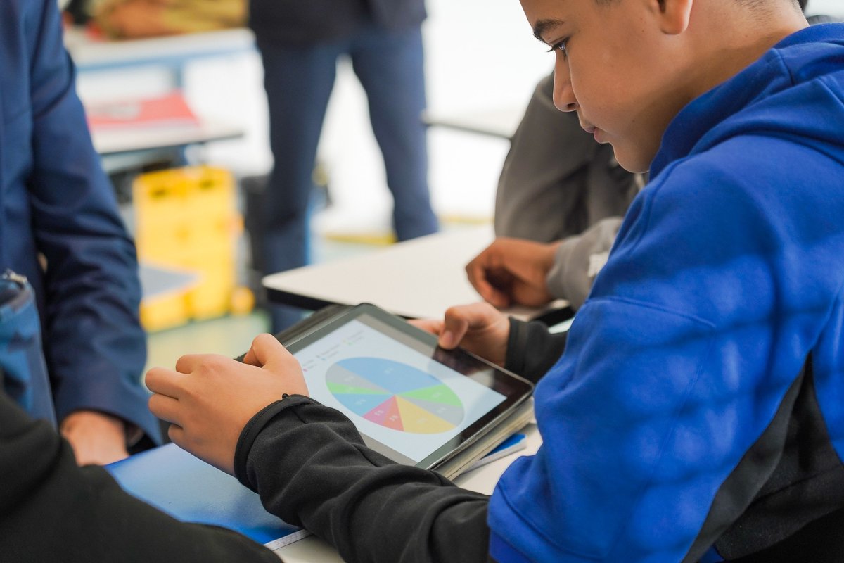 .@BndicteRobert à l’école Jacques Brel, au @ronsard86 et au lycée Aliénor d’Aquitaine #Poitiers pour échanger sur la nouvelle stratégie mathématiques. ▶️ Réconcilier les élèves avec les maths et déconstruire les représentations. ▶️ Encourager l’égalité 🚻 et la mixité sociale.