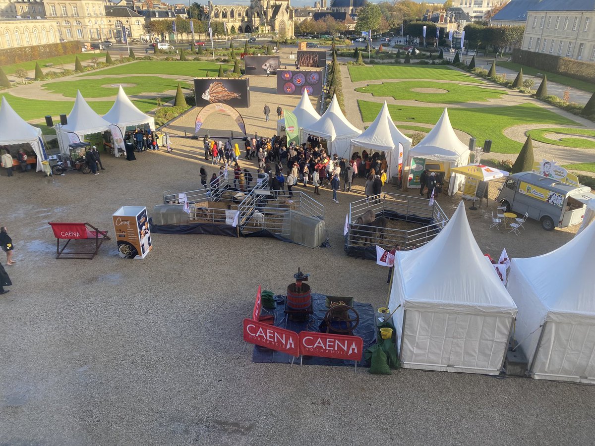 AmandineFRANC14's tweet photo. Accueil des enfants des écoles sur l’esplanade de l’hôtel de ville pour Croq’festival 
Découverte des produits de Normandie https://t.co/NWlwtDIdyQ