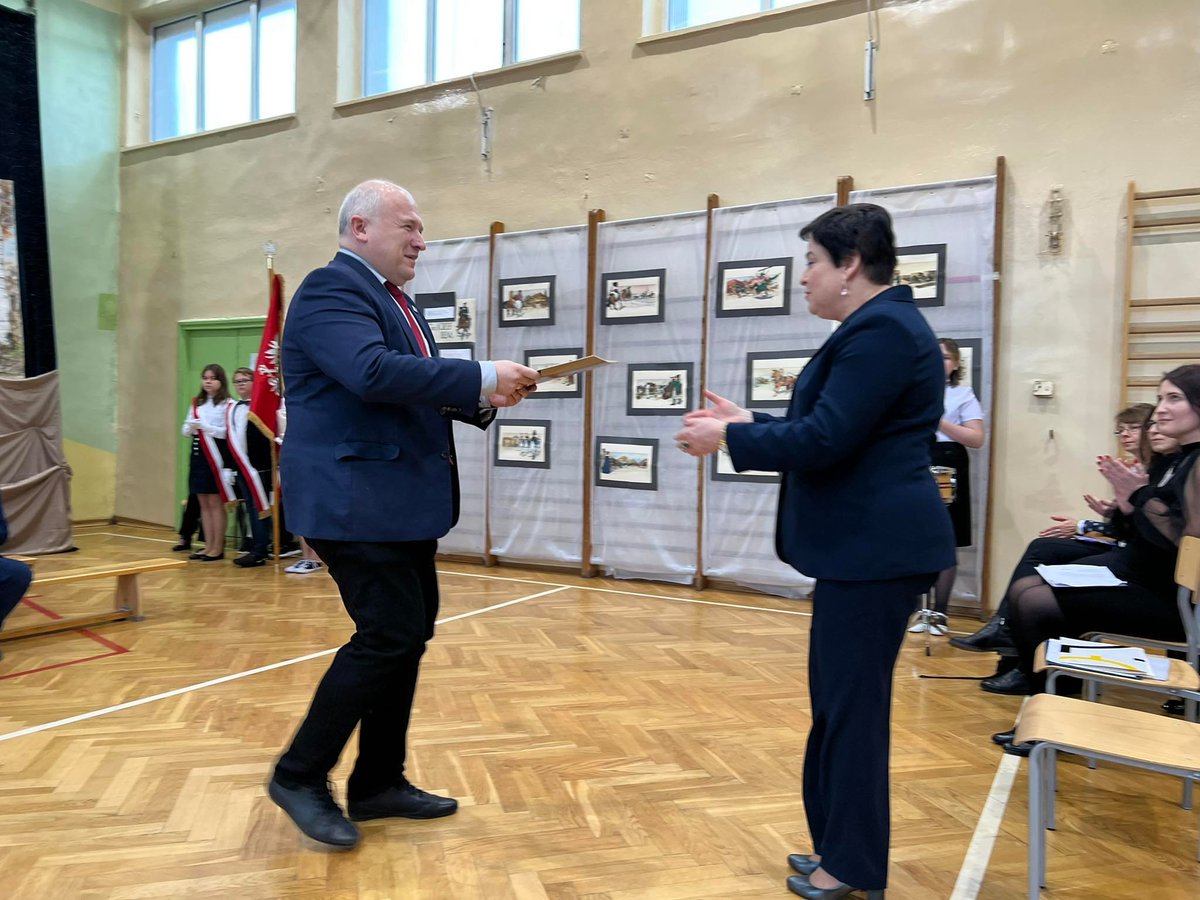 walasek_mateusz's tweet photo. Szkole Podstawowej nr 84🏫 nadano imię Józefa Bema. Na uroczystości w imieniu Rady Miejskiej odczytałem uchwałę nadająca imię i przekazałem ją szkole.
Patron przetrwał 2 reformy edukacji. 👍
Nauczycielom👩🏫 i uczniom🎓 życzę wielu sukcesów.
#szkoły #edukacja #Teofilów #SP84 https://t.co/fLQTlFtrdv