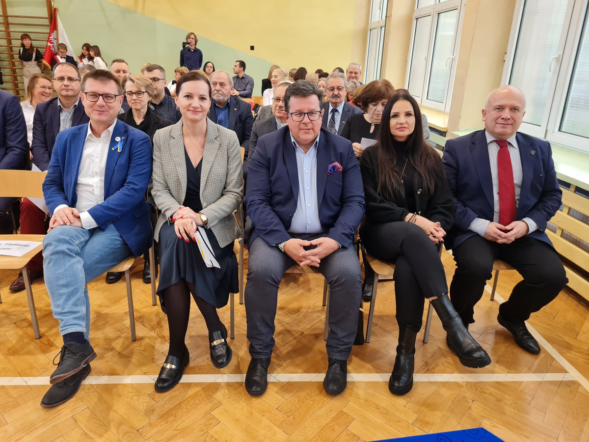 walasek_mateusz's tweet photo. Szkole Podstawowej nr 84🏫 nadano imię Józefa Bema. Na uroczystości w imieniu Rady Miejskiej odczytałem uchwałę nadająca imię i przekazałem ją szkole.
Patron przetrwał 2 reformy edukacji. 👍
Nauczycielom👩🏫 i uczniom🎓 życzę wielu sukcesów.
#szkoły #edukacja #Teofilów #SP84 https://t.co/fLQTlFtrdv