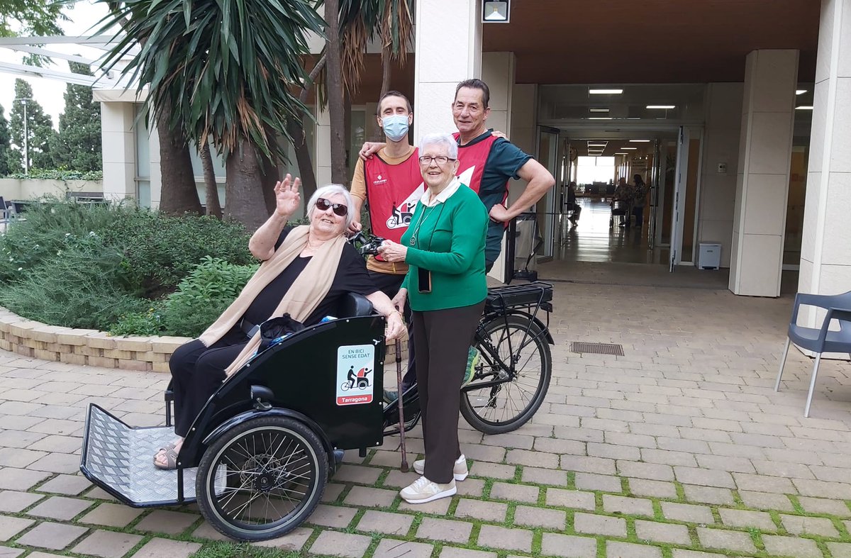 escamotcoop's tweet photo. 🚲🫂🧓EN BICI SENSE EDAT|Pedalades contra la soledat no volguda. Un projecte del que estem molt orgullosos:voluntariat, gent gran, mobilitat sostenible, comunitat, salut...A l'Escamot seguim treballant incansablement per fer de Tarragona una ciutat amable on valgui la pena viure https://t.co/A1T8nv4opE