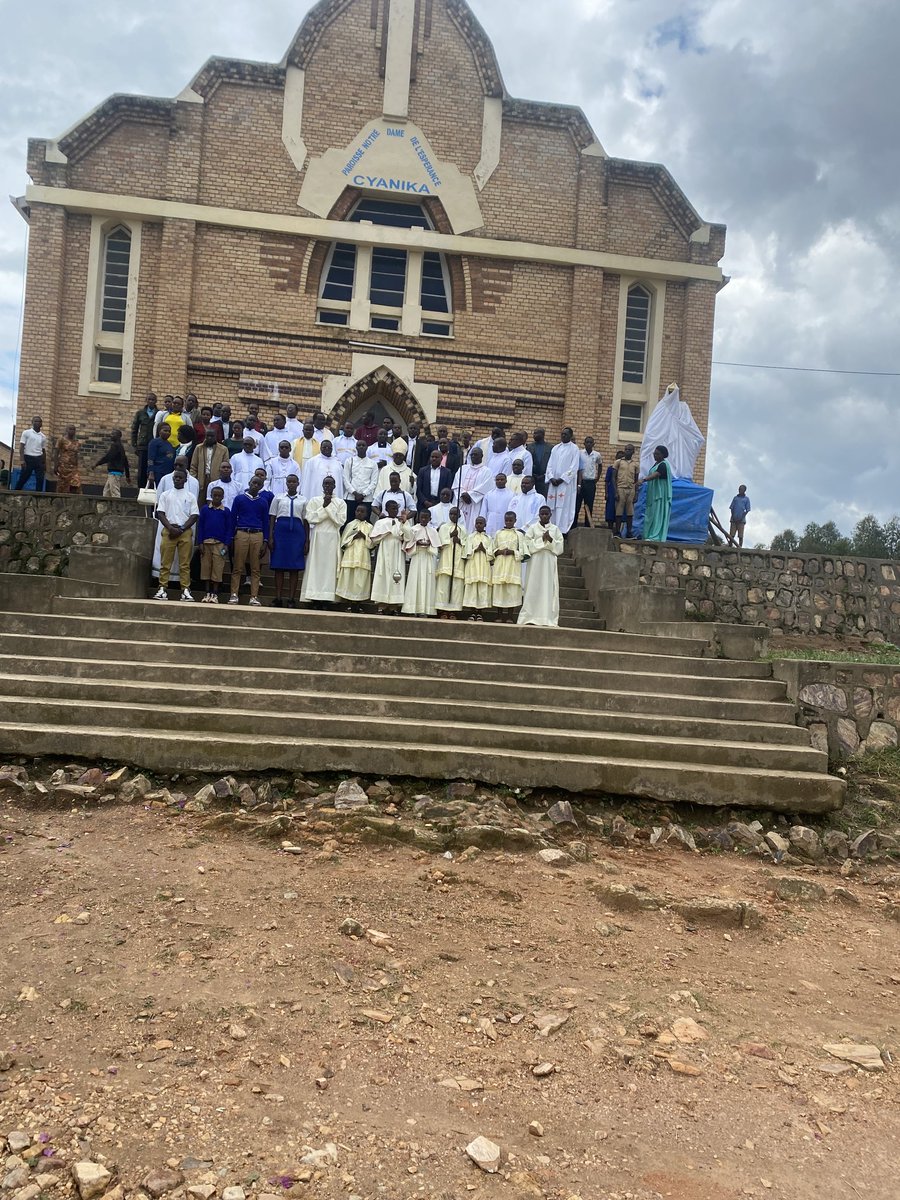 SINGAYINTUMWAY1's tweet photo. Ku wa 18/11/ 2022, Diyosezi ya GIKONGORO yatangije Umwaka wahariwe uburezi n'uburere by'umwana mu mashuri. Uyu mwaka ukaba wabimburiwe n'Igitambo cya Misa cyatuwe n'Umushumba wa Diyosezi Myr Célestin Hakizimana. Intego yawo iragira, iti: "Umwana Ushoboye kandi ushobotse". https://t.co/WpoL2FJKTM