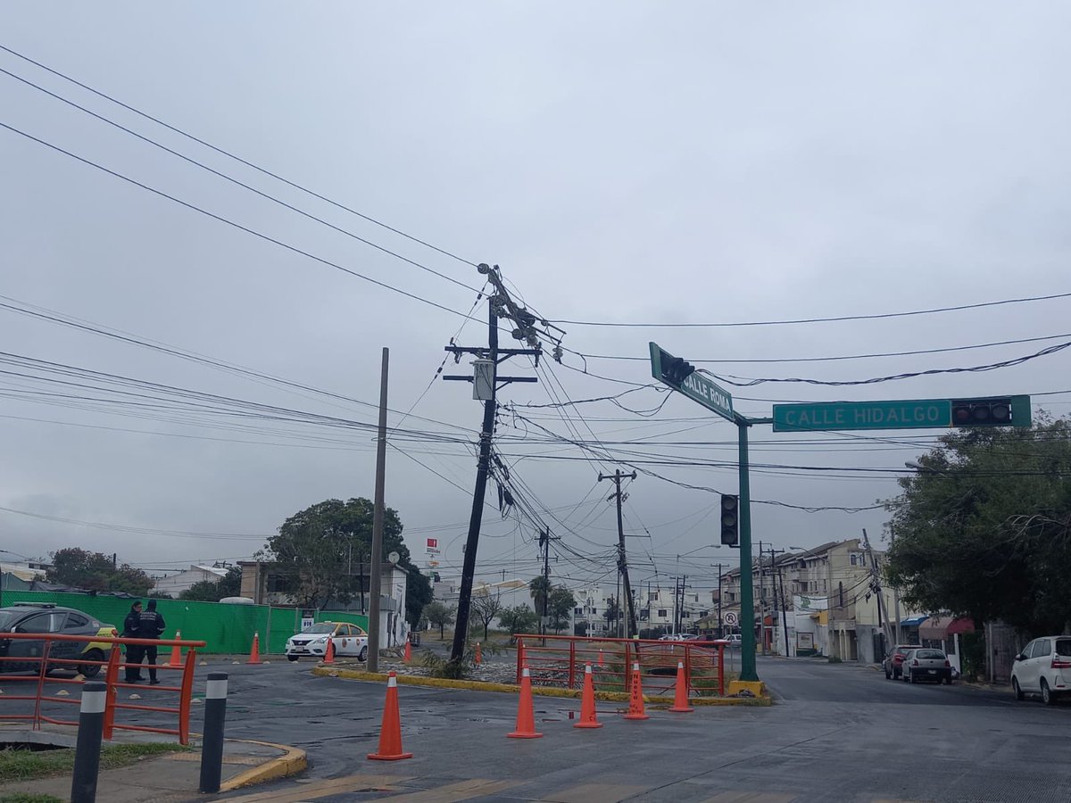 alejperezm's tweet photo. @elpajonalstacat @CFE_Contigo @CFEmx @Cicmty Va para largo aun no llega CFE quebrado en la parte superior. https://t.co/msKdZPo9aR
