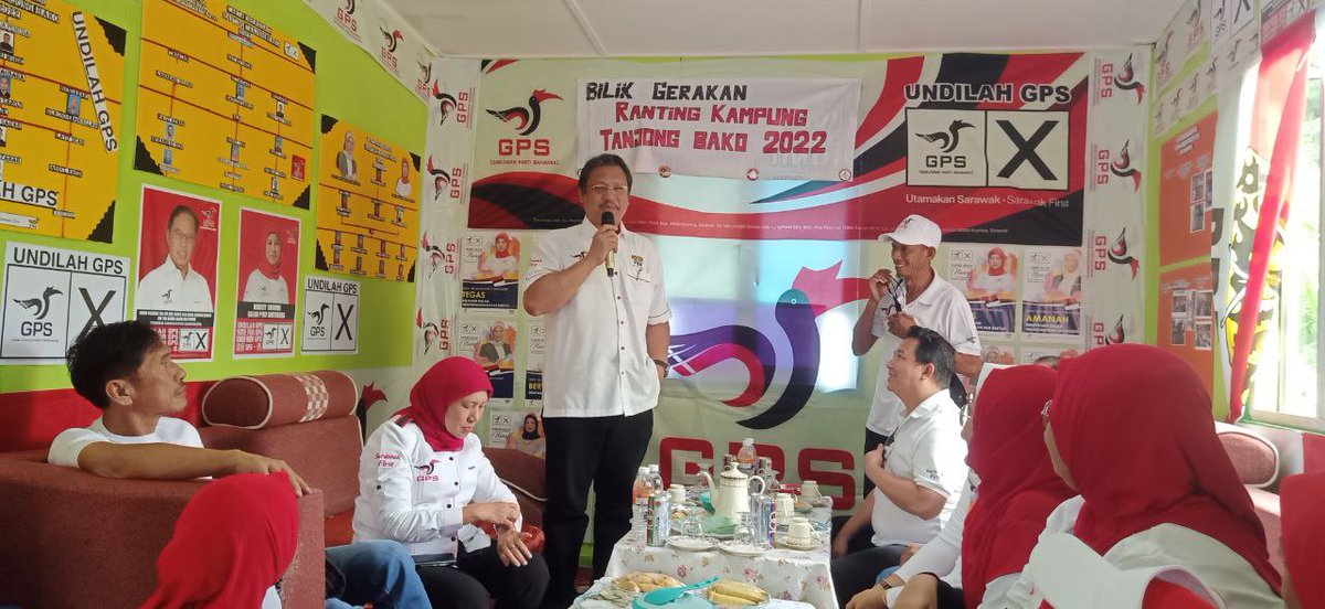 hazlandswk's tweet photo. Kpg Tanjong Bako :
Menyantuni penduduk dan petugas parti di kampung yang mempunyai Depot Perikanan LKIM ke-2 terbesar di Malaysia dan pembinaan jambatan baharu yang akan menghubungi Samarahan dengan Sejingkat / Petra Jaya.
#PRU15
#GPS
#P193
#SANTUBONG https://t.co/EOV0skpomC