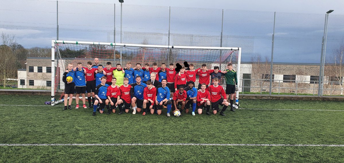 Gleniffer_PE's tweet photo. Some great play from S6 pupils earned them a well-deserved 3-1 victory. Staff managed to win the penalty competition at the end though! 😉🤣
MOM pupils - Matthew McChrystal
MOM staff - Mr Madden 
Thanks also to our L7 ref, Luke Hayes ⚽️⚽️⚽️ https://t.co/gWCYrI89WW