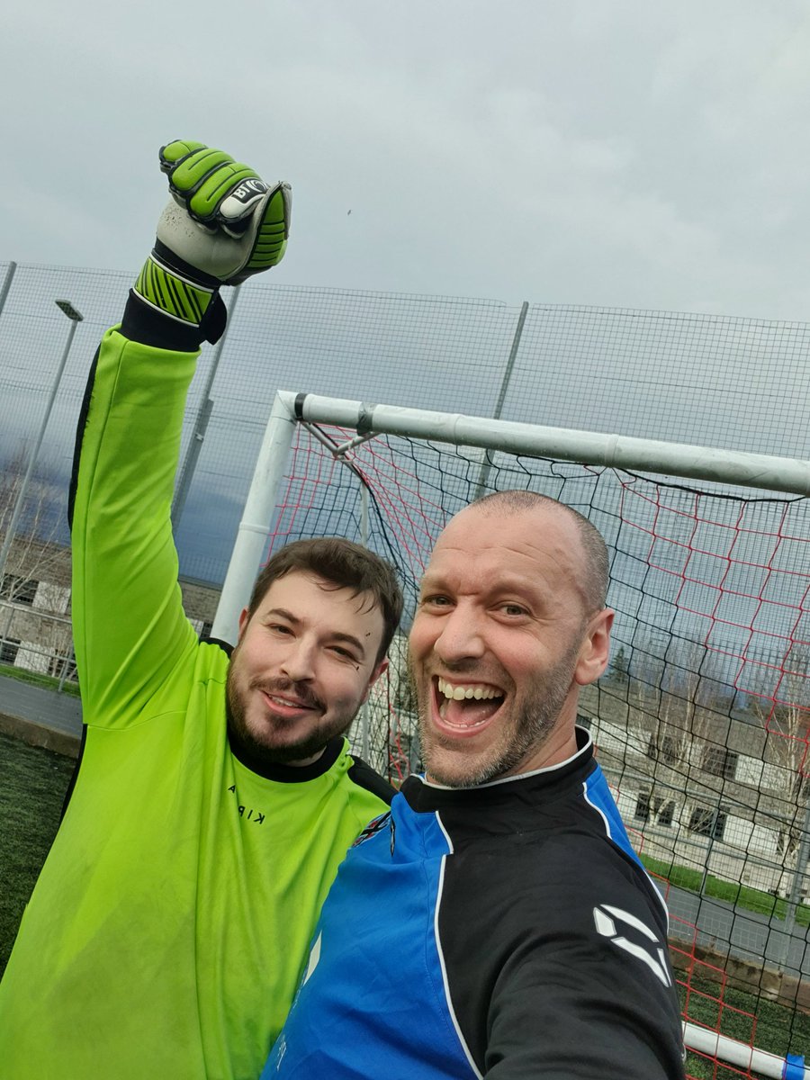 Gleniffer_PE's tweet photo. Some great play from S6 pupils earned them a well-deserved 3-1 victory. Staff managed to win the penalty competition at the end though! 😉🤣
MOM pupils - Matthew McChrystal
MOM staff - Mr Madden 
Thanks also to our L7 ref, Luke Hayes ⚽️⚽️⚽️ https://t.co/gWCYrI89WW