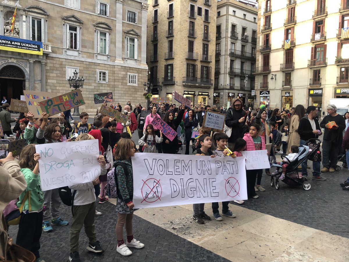 escolabaixeras's tweet photo. Ens manifestem reivindicant un pati digne i segur a la Plaça Carme Simó ja!! @escolabaixeras @AfaBaixeras @consorciedubcn https://t.co/TrGZ7UTyRC