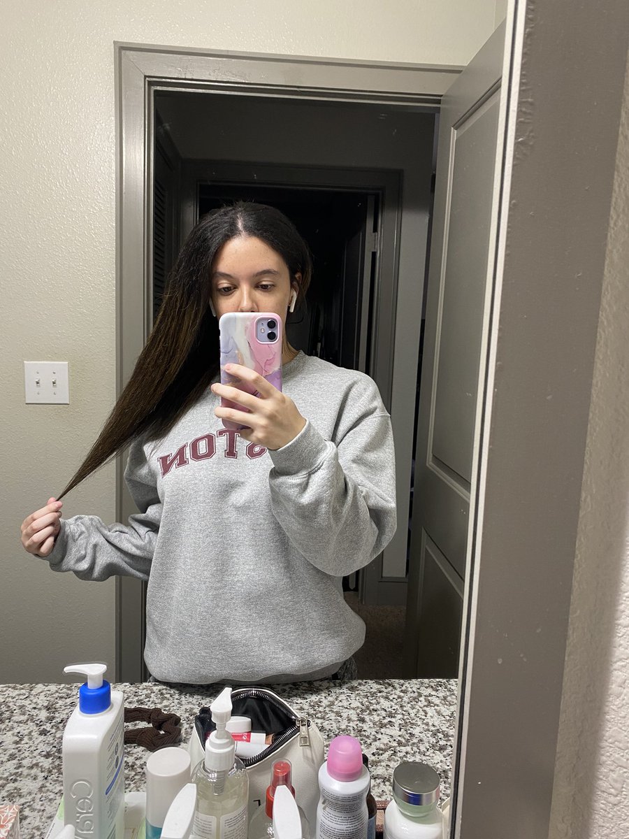 JadeJBarton's tweet photo. Naturally curly hair is so deceiving. This is my natural hair after a shower versus my hair 30 mins later after I straightened it.❤️💆🏻‍♀️ #hairlength https://t.co/ctrqD3EwyD
