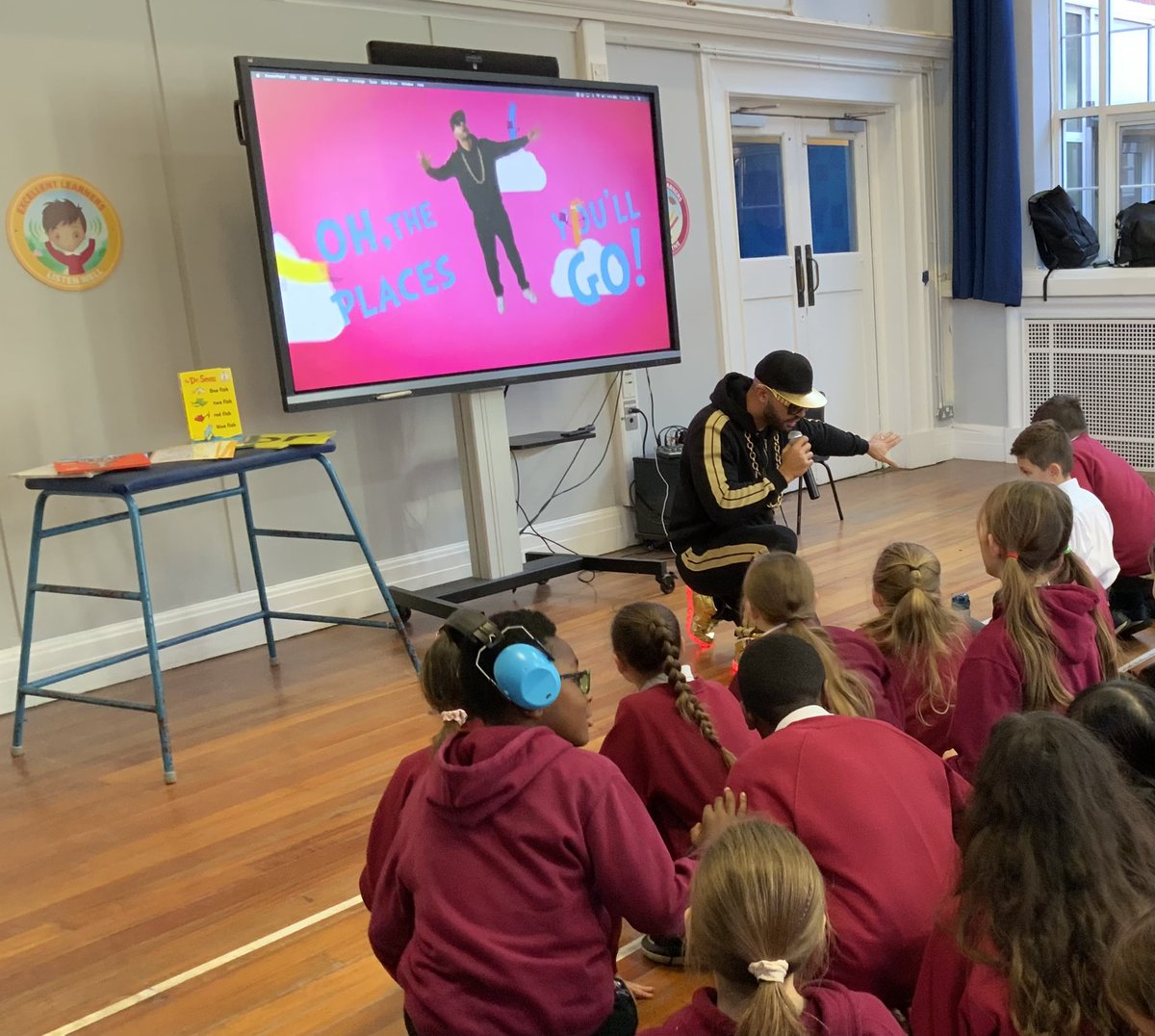 Year6SouthCamPr's tweet image. Wowza! What a day with @MrMCGrammar 
#MCGrammar #ReadingIsAmazing #WeLoveSouthCamberley