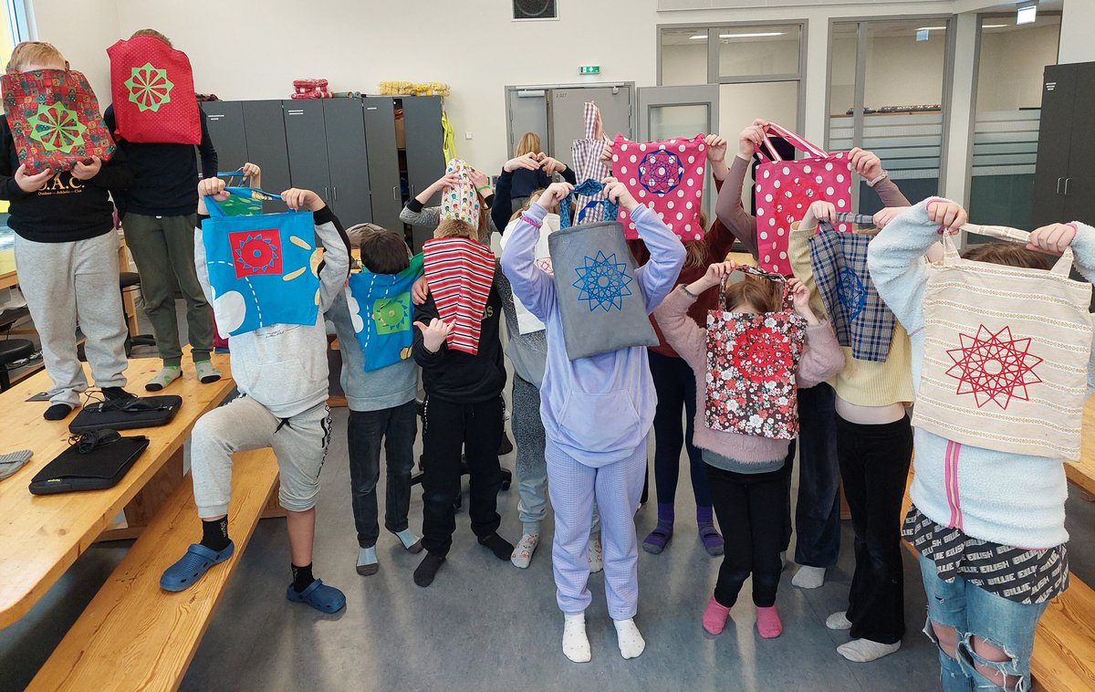 Elevene på 5. trinn har sydd egne handlenett. I dag har vi programmert geometriske figurer I Scratch, skjært ut med Cricut vinylskjærer og trykket på motivet med varmepresse. En dag med skaperglede, engasjement og utforskertrang! #skaperskolen