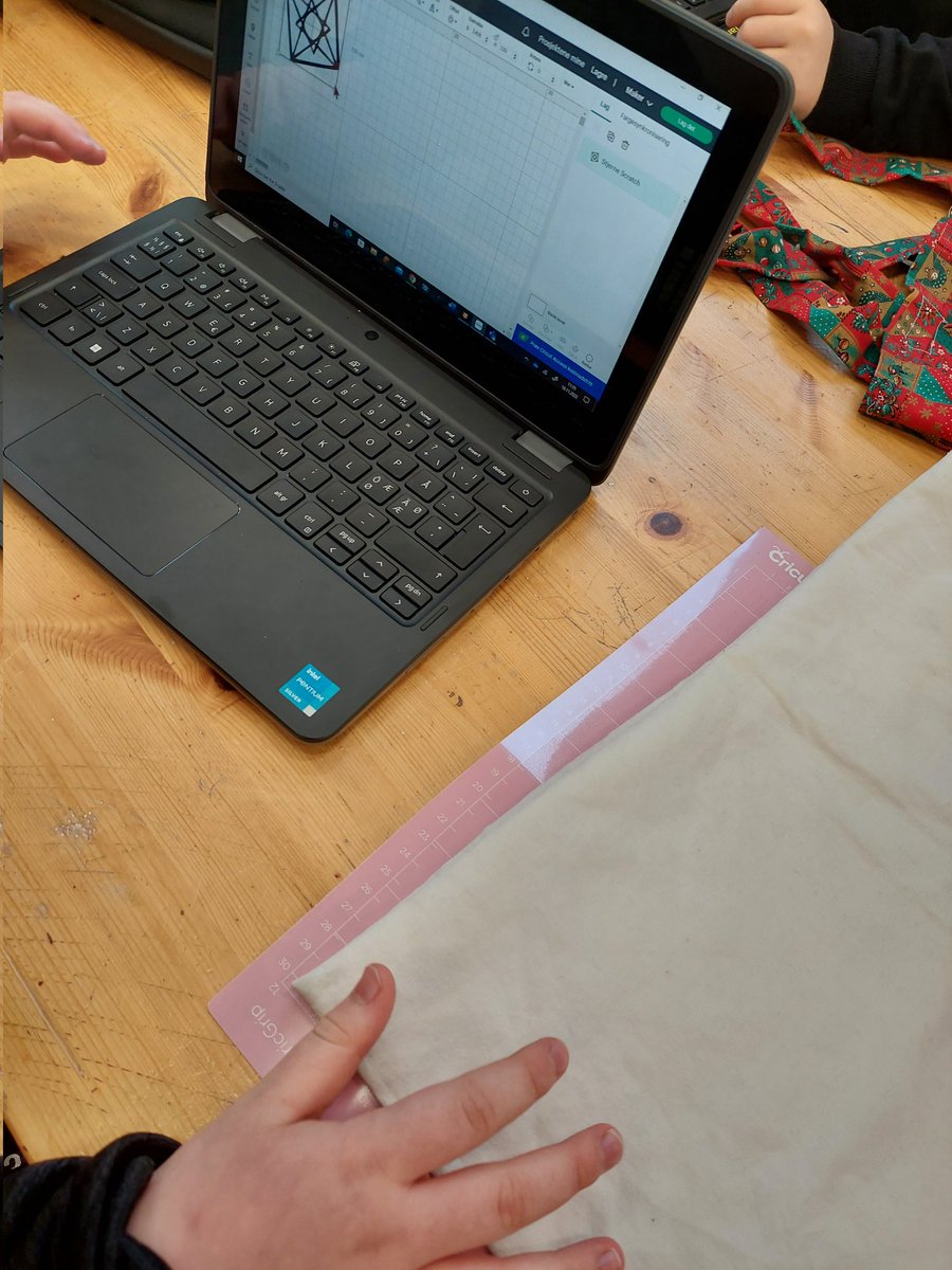 solvaarg's tweet photo. Elevene på 5. trinn har sydd egne handlenett. I dag har vi programmert geometriske figurer I Scratch, skjært ut med Cricut vinylskjærer og trykket på motivet med varmepresse. En dag med skaperglede, engasjement og utforskertrang! #skaperskolen https://t.co/uHSIW7FQne