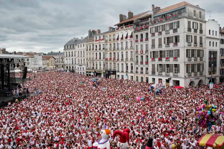 MediabaskInfo's tweet photo. Fêtes de Bayonne : l’édition 2023 attend son affiche  https://t.co/Gy1HthnQRm #concours #FDB2022 @Fetes_Bayonne @VilleDeBayonne https://t.co/p8DbLq6w2E