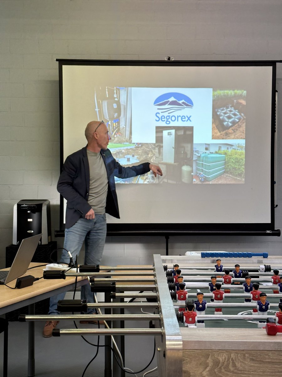 Voor #DagvandeOndernemer ging ik op bezoek bij <a href="/Segorex/">Segorex</a> en TapWat. Zaakvoerder Stef Gys gaf met veel passie een uiteenzetting over waar zijn bedrijven voor staan: ecologie en duurzaamheid met een hart voor water. Bedankt <a href="/UNIZOvzw/">UNIZO</a> voor de organisatie!