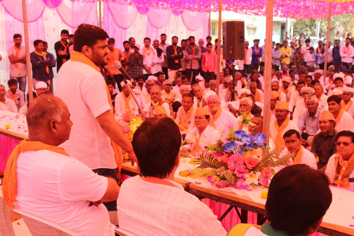 HardikPatel_'s tweet photo. आज विरमगाम विधानसभा के नलकाँठा विस्तार में विभिन्न गाँवों में नुक्कड़ सभाओं को संबोधित किया एवं भाजपा और विकास के लिए वोट माँगा। सभी समुदाय के लोग भाजपा के साथ जुड़ रहे है, जनता का भाजपा के प्रति जो उत्साह है वही भाजपा को विजयी दिलाएग��। https://t.co/fNGaPIHdP6