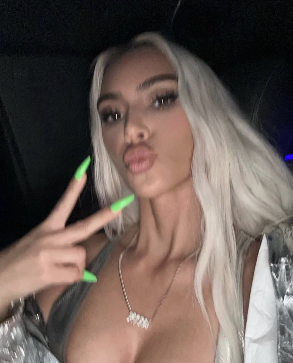 KimKardashian's tweet image. ✌🏼