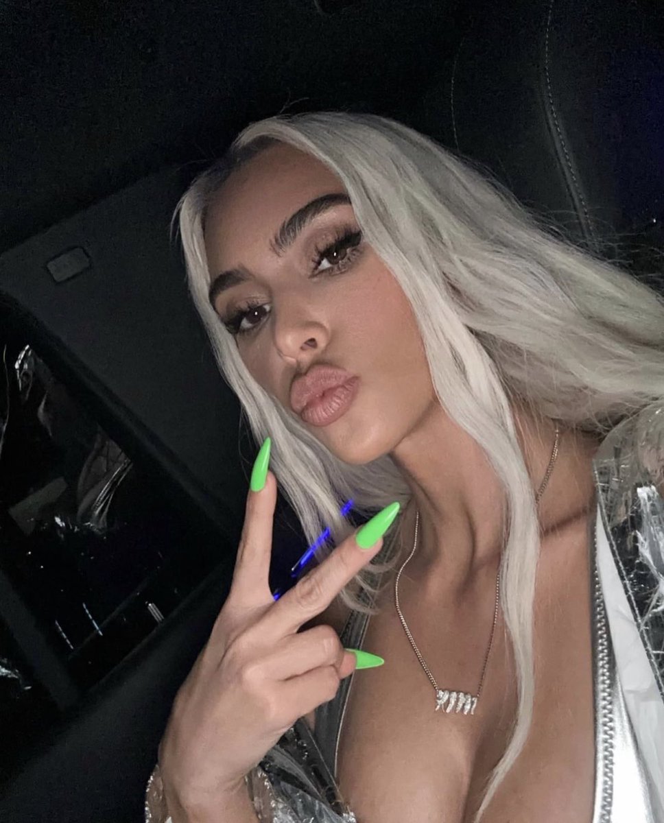 KimKardashian's tweet image. ✌🏼