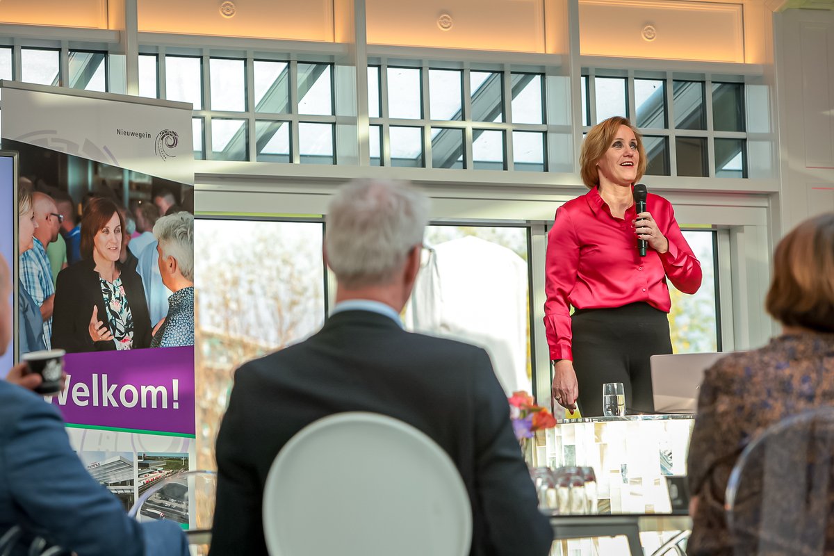 Vandaag is het de #DagvandeOndernemer. Nieuwegeinse ondernemers genoten van een mooi programma met drie spraakmakende sprekers: <a href="/CeesLinks/">Cees Links</a>, <a href="/mathijsbouman/">Mathijs Bouman</a> en Anita Boer. Als dank voor hun ondernemerschap, doorzettingsvermogen en hun bijdrage aan onze stad.