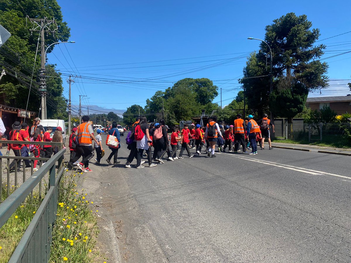 Senapred's tweet photo. Equipo de #ONEMIAraucanía participó en simulacro escolar, por erupción del #VolcánVillarrica 🌋, que fue organizado por la Municipalidad de Pucón. De acuerdo a cifras preliminares, evacuaron 2.300 estudiantes, correspondientes a 11 establecimientos. https://t.co/YYDKxlkbxw