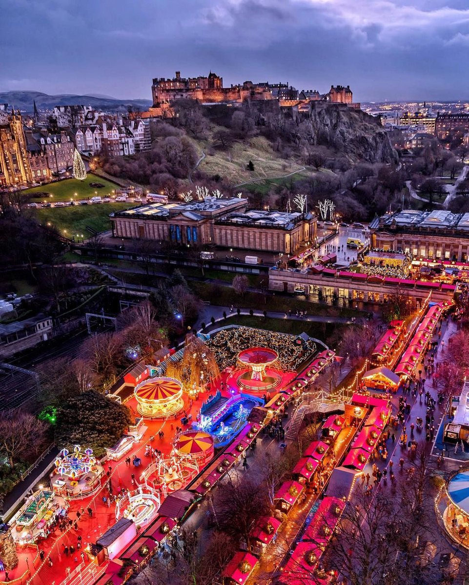 boohoo's tweet photo. PSA 📣 Edinburgh Christmas Markets return on the 25th November and this is your sign to visit! https://t.co/pvjPhdlXfg