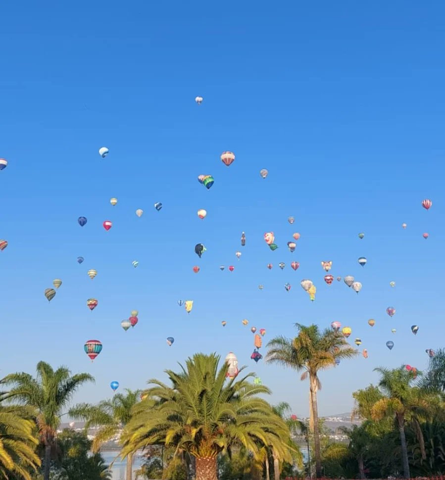 SECTUR_mx's tweet photo. ☀️#BuenosDías les compartimos estas hermosas fotografías desde el Festival Internacional del Globo en León, #Guanajuato .Este evento reúne  más de 200 globos aerostáticos y grandes conciertos hasta el 21 de noviembre.
@FIGLeon
@guanajuato https://t.co/Vm8vpTVG54
