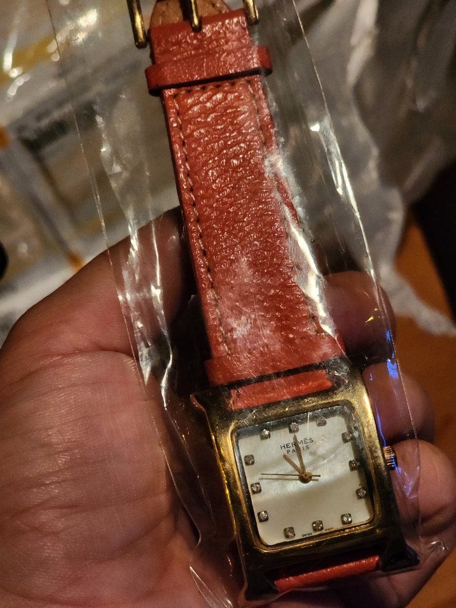 ⚠️ Tw หดหู่มาก เอาข้าวมาให้คุณตาคนนี้ตลอดแต่แกหายไป3วันทุกทีแกจะเดินมารับข้าวได้แต่วันนี้เจอคุณตาบอกว่าเดินไม่ได้แล้วที่มาตรงนี้ช้าเพราะว่าสไลด์ตัวมาเรื่อยๆ3วันจากโบ๊เบ๊เพิ่งถึงตรงนี้ละก็บอกว่าอายุ78แล้วเตรียมจบชีวิตตัวเองแล้วเหนื่อยมากเลย ขอให้นาฬิกานี้กับเราไว้นะ

#รัฐสวัสดิการ