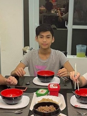 heesoov's tweet photo. qaqo ang gwapo ni ashton... https://t.co/yVYwJJltDs