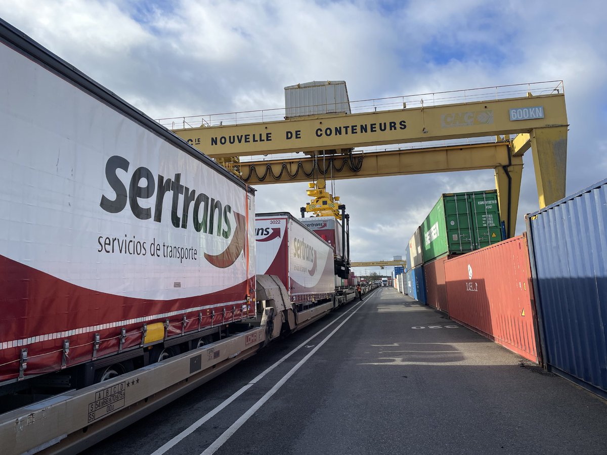 CBeaune's tweet photo. #Fret | Le 1er train de marchandises de l’autoroute ferroviaire Sète-Valenton est arrivé ce matin. Un projet soutenu par #FranceRelance pour la transition écologique ! 🚆🌳 
  
👉🏻 Le fret par train consomme 6 fois ➖ d’énergie que par la route ! https://t.co/pRHxwylPwy